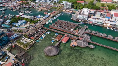 Borneo Adası, Tawau Bölgesi, Malezya 'da Sabah' ın doğu kıyısındaki Semporna 'daki ticari iskele ve balıkçı köyünün insansız hava aracı görüntüsü.
