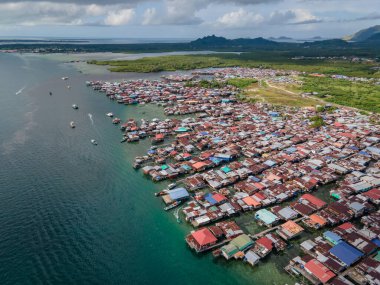 Borneo Adası, Tawau Bölgesi, Malezya 'da Sabah' ın doğu kıyısındaki Semporna 'daki geleneksel balıkçı köyünün insansız hava aracı görüntüsü.