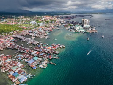 Borneo Adası, Tawau Bölgesi, Malezya 'da Sabah' ın doğu kıyısındaki Semporna 'daki ticari iskele ve balıkçı köyünün insansız hava aracı görüntüsü.