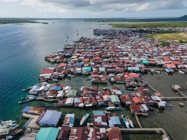 Borneo Adası, Tawau Bölgesi, Malezya 'da Sabah' ın doğu kıyısındaki Semporna 'daki geleneksel balıkçı köyünün insansız hava aracı görüntüsü.