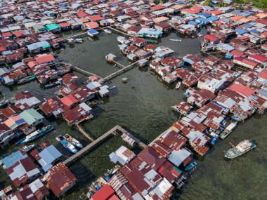 Borneo Adası, Tawau Bölgesi, Malezya 'da Sabah' ın doğu kıyısındaki Semporna 'daki geleneksel balıkçı köyünün insansız hava aracı görüntüsü.