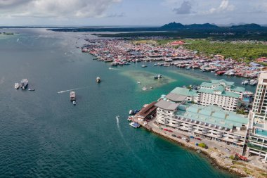 Borneo Adası, Tawau Bölgesi, Malezya 'da Sabah' ın doğu kıyısındaki Semporna 'daki ticari iskele ve balıkçı köyünün insansız hava aracı görüntüsü.