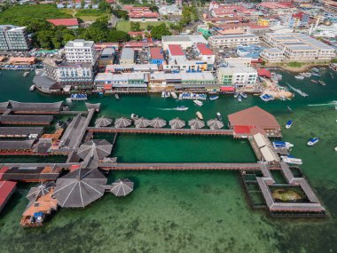 Borneo Adası, Tawau Bölgesi, Malezya 'da Sabah' ın doğu kıyısındaki Semporna 'daki ticari iskele ve balıkçı köyünün insansız hava aracı görüntüsü.