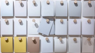 Materyal kütüphanesinde numune koleksiyonu var. Mobilya dekorasyonu ve iç mimari tasarım öğesi. Duvarda asılı duran tasarımcılar için çeşitli malzeme seçenekleri