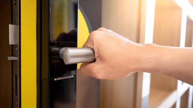 Müşteri el ele tutuşan akıllı dijital kapı kilidi. Bina güvenliği için dokunmatik ekran tuş takımlı modern tasarım kapı donanımı. Ev yenileme ürünü
