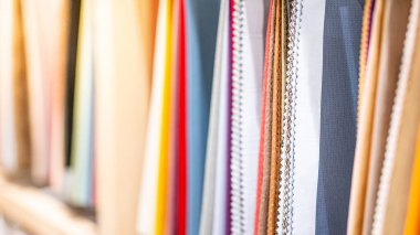 Renkli kumaş kumaş kumaş koleksiyonu. Ev dekorasyon mağazasında çeşitli renk ve doku örnekleri var. Mobilya bitirme veya giysi tasarımı için tekstil endüstrisi