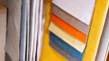 Renkli kumaş kumaş kumaş koleksiyonu. Ev dekorasyon mağazasında çeşitli renk ve doku örnekleri var. Mobilya bitirme veya giysi tasarımı için tekstil endüstrisi