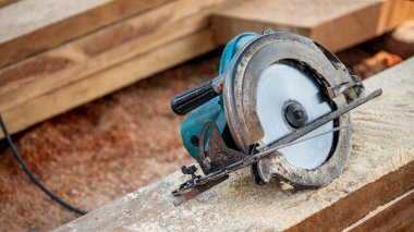 Tahta atölyesinde elektrikli testere. Tahta ya da tahta kesmek için kullanılan marangozluk aleti. Kereste endüstrisi konsepti