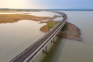 Lopburi 'deki Pasak Chonlasit Barajı' nda su kapasitesi düşük iken Khok Salung demiryolu köprüsünün hava manzarası. Tayland 'da demiryolu taşımacılığı altyapısı.