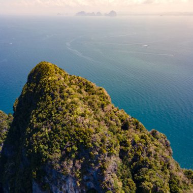 Koh Waen ya da Waen Adası 'nın havadan görünüşü. Tayland' ın Trang Eyaleti 'nde bulunan eşsiz yapay resifleri ve canlı mercan resifleriyle ünlü Andaman Denizi' nde küçük bir ada..