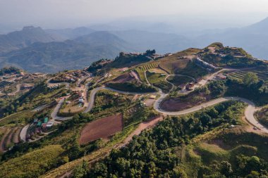Tayland 'ın Phetchabun eyaletindeki Phu Tub Berk' e kadar bir çok yamaç turist beldesi bulunan dağdaki kavisli yol ve dolambaçlı yol manzarası..