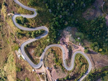Phetchabun, Tayland 'daki Phu Tub Berk' e giden eğri yol ve dolambaçlı yol manzarası..