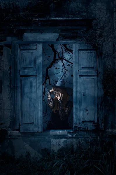 Děsivá Halloween Čarodějnice Stojící Starém Poškozeném Dřevěném Okně Zdí Nad — Stock fotografie