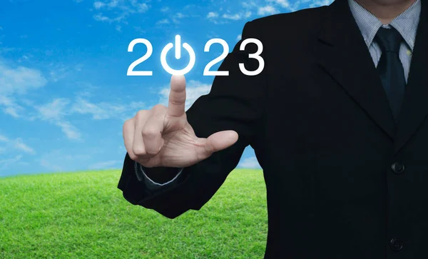 Empresario Presionando 2023 Iniciar Negocio Icono Plano Sobre Campo Hierba — Foto de Stock