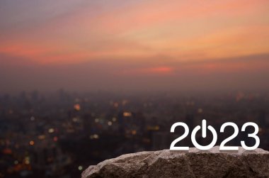 2023 Rock Dağı 'nda sıcak gün batımında yeni iş ikonu oluşturun. Mutlu yıllar 2023 kapak konsepti.