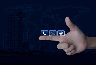 Telefon, e-posta, e-posta adresi simgesi parmağında dünya haritası ve modern şehir kulesi, iş müşteri hizmetleri ve çevrimiçi konsepti, NASA tarafından desteklenen bu görüntünün elemanları