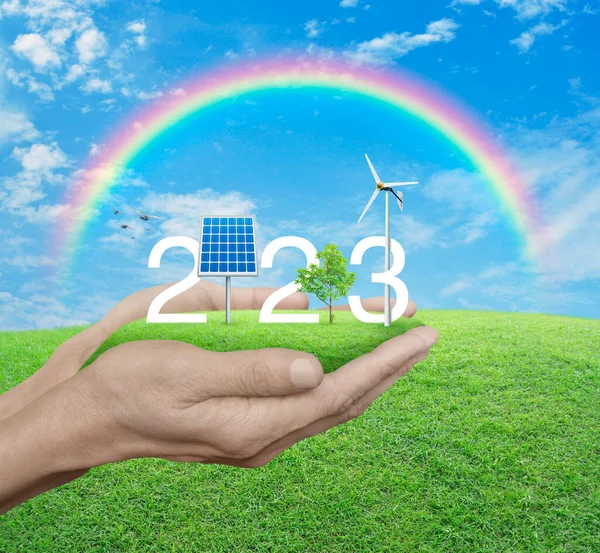 2023 Белый Текст Солнечной Батареей Ветряной Турбиной Растущим Деревом Зеленом — стоковое фото