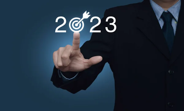 Empresário Pressionando 2023 Letra Com Ícone Objetivo Sobre Parede Azul — Fotografia de Stock