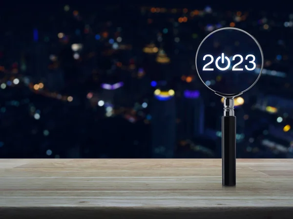 2023 Запустить Плоскую Икону Увеличительным Стеклом Деревянном Столе Над Размытым — стоковое фото