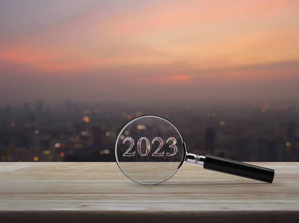 Lupa Con 2023 Texto Gráfico Financiero Mesa Madera Sobre Desenfoque — Foto de Stock