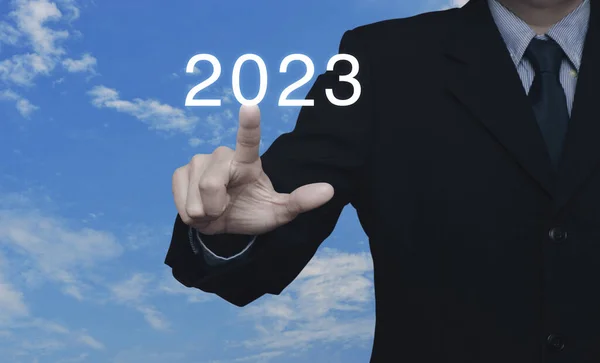 Uomo Affari Premendo 2023 Lettera Sopra Cielo Blu Con Nuvole — Foto Stock