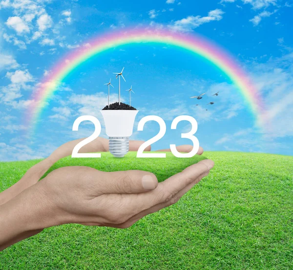 2023 Beyaz Metin Toprakta Rüzgar Türbinleri Yeşil Çimlerde Ampuller Mavi — Stok fotoğraf