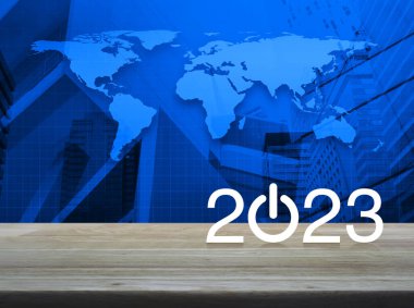 2023 dünya haritası, modern şehir kulesi ve gökdelen üzerinde ahşap masa üzerinde düz simge oluşturun. Yeni yıl 2023 başarı konsepti, NASA tarafından desteklenen bu görüntünün elementleri.
