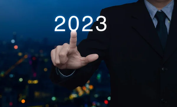 ビジネスマンプレス2023文字以上ブラーカラフルな夜光現代都市タワーと超高層ビル ビジネス幸せな新年2023カバーコンセプト — ストック写真