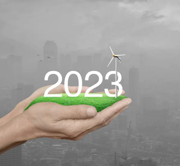2023 Witte Tekst Met Windturbine Groen Grasveld Mensenhanden Vervuiling Moderne — Stockfoto
