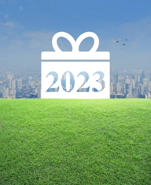 Hediye Kutusu Mutlu Yıllar 2023 Yeşil Çimen Tarlasında Modern Şehir — Stok fotoğraf