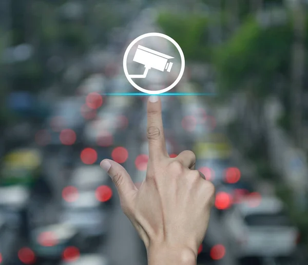 市内の車や道路とラッシュアワーのぼやけた上に手を押すCctvカメラフラットアイコン 技術セキュリティと安全オンラインコンセプト — ストック写真