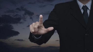 Günbatımı gökyüzünde hedef simgesiyle 2023 'e basan işadamı, Mutlu yıllar 2023 başarı konsepti