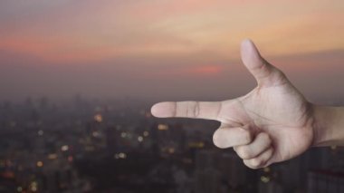 Hediye kutusu mutlu yıllar 2023 parmaklar üzerinde düz simge sıcak gün batımında şehir manzarası bulanıklığı, iş alışverişi online konsept