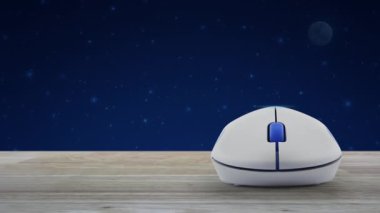 Tahta masadaki kablosuz bilgisayar faresi ile güvenlik kalkanı hayali gece gökyüzü ve ay, Teknoloji İnternet siber güvenliği ve anti virüs online konsepti