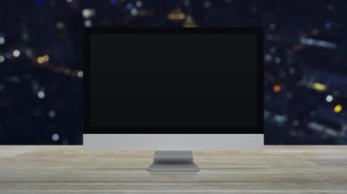 Masaüstü modern bilgisayar monitör ekranında Mikrofon düz simgesi bulanıklık üzerinde ahşap masa üzerinde renkli gece ışık şehir kulesi ve gökdelen, İş iletişimi online kavram
