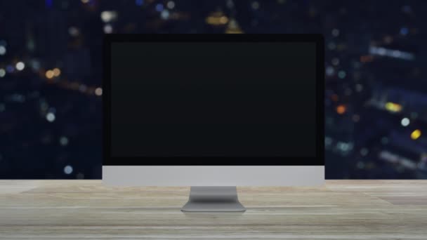カラフルな夜光都市タワーと超高層ビルの上に木製のテーブル上のデスクトップ近代的なコンピュータモニター画面上のマイクフラットアイコン ビジネスコミュニケーションオンラインコンセプト — ストック動画