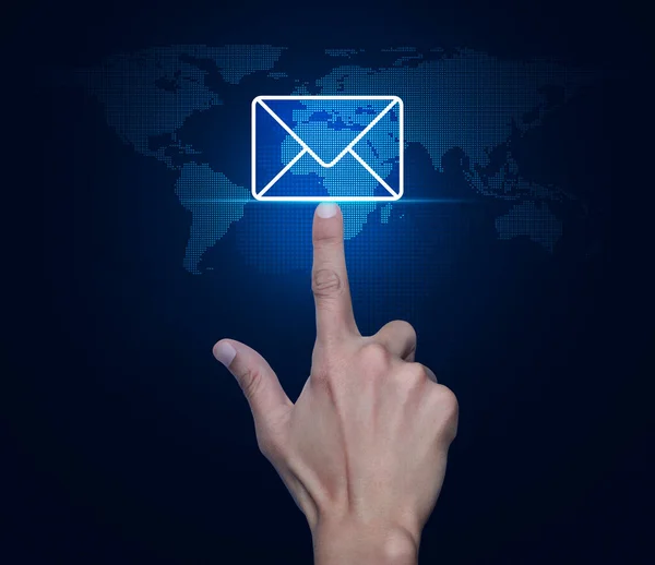 Mão Pressionando Ícone Mail Plano Sobre Estilo Tecnologia Mapa Mundo — Fotografia de Stock