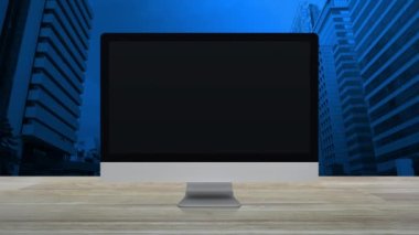 Ofis şehir kulesi ve gökdelen üzerinde ahşap masa üzerinde masaüstü modern bilgisayar monitör ekranında Mikrofon düz simgesi, İş iletişimi online kavram