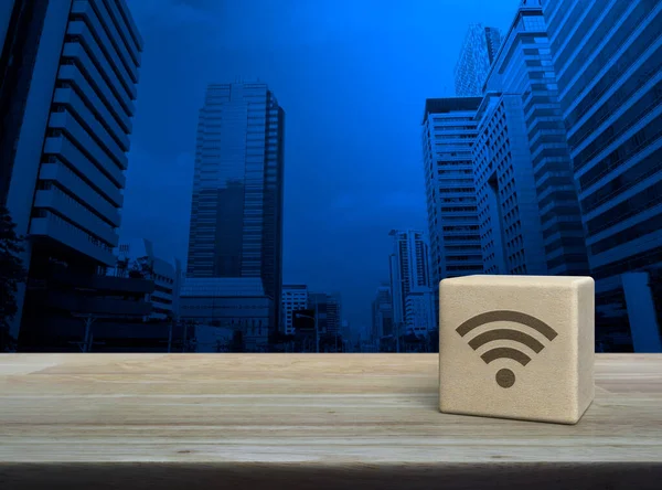 现代写字楼和摩天大楼上方木制桌子上木块立方体上的Wi Fi图标 技术网络通信概念 — 图库照片
