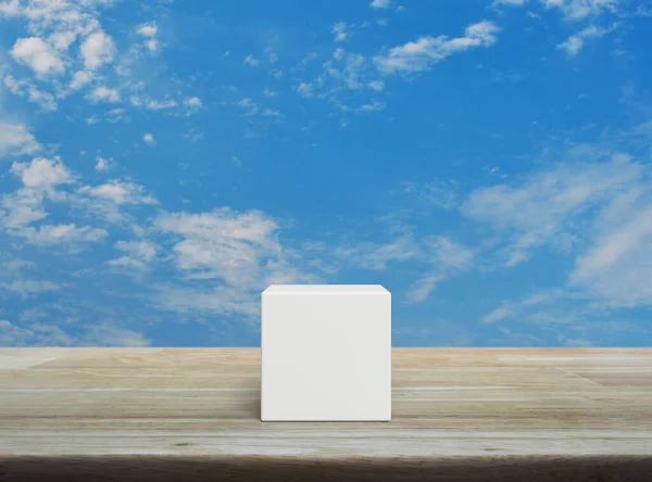 Witte Blokjes Houten Tafel Boven Blauwe Hemel Met Witte Wolken — Stockfoto