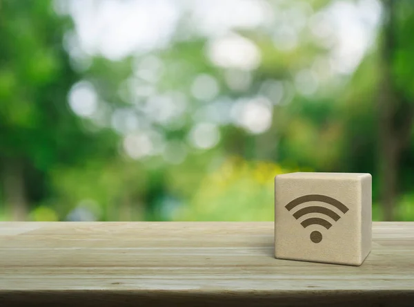 公园绿树上木桌上的木块立方体上的Wi Fi图标 技术网络通信概念 — 图库照片