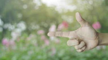 Otomobil yassı simgesi, parkta bulanık pembe çiçek ve ağaç üzerinde parmak üstüne parmak, iş ulaşım hizmeti konsepti