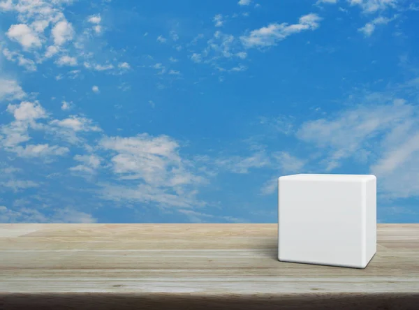 Witte Blokjes Houten Tafel Boven Blauwe Hemel Met Witte Wolken — Stockfoto