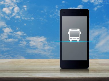 Modern akıllı cep telefonu ekranında beyaz bulutlu ahşap gökyüzü üzerinde otobüs düz simgesi, iş ulaşım hizmeti çevrimiçi konsepti