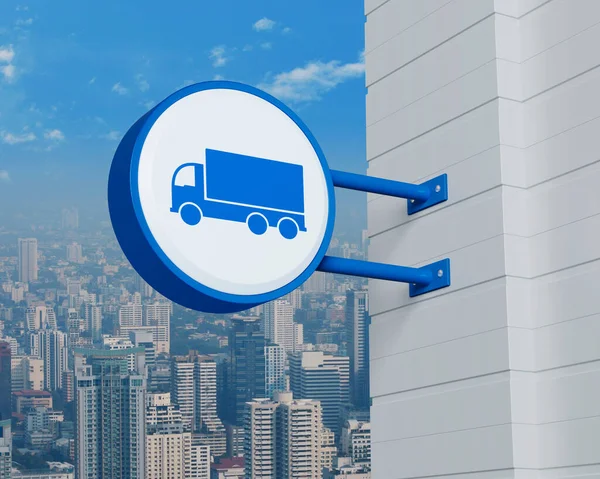Ícone Caminhão Entrega Placa Arredondada Azul Pendurada Sobre Torre Cidade — Fotografia de Stock