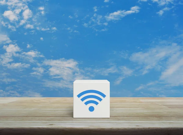 白云蓝天木制桌子上白色方块上的Wi Fi图标 技术网络通信概念 — 图库照片