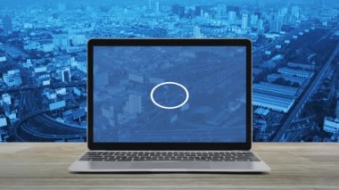 CCTV kamera düz simgesi ahşap masa şehir Kulesi, street, otoyol ve gökdelen, iş güvenlik ve emniyet online konsepti üzerinde modern dizüstü bilgisayar ile