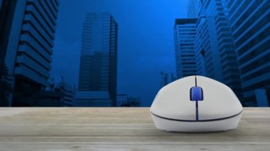 Modern ofis kulesi ve gökdelenin üzerindeki ahşap masa üzerinde kablosuz bilgisayar faresi olan asma kilit, Teknoloji güvenlik sigortası online konsepti