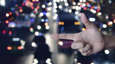 Otomobil dairesi simgesi parmaklar üzerinde bulanık gece trafiği trafiği trafiği yolda arabalar, iş ulaşım hizmeti konsepti