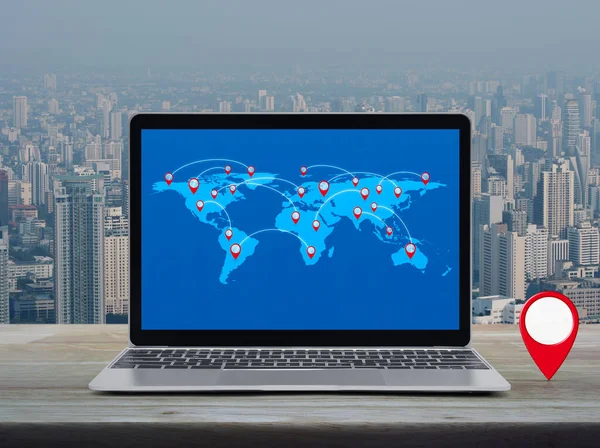 Şehir Kulesinde Dizüstü Bilgisayar Ekranında Bağlantı Hattı Dünya Haritası Olan — Stok fotoğraf